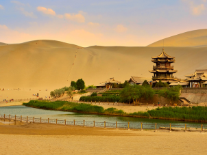 Crescent Lake (Yueyaquan) 